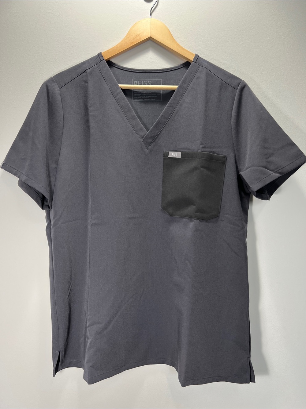 Figs Contrast Women’s Catarina One-Pocket Scrub Top (Charcoal/Phantom) - Large